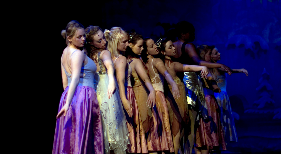 https://performingartsschool.co.uk/wp-content/uploads/2013/12/senior2-950x520.png